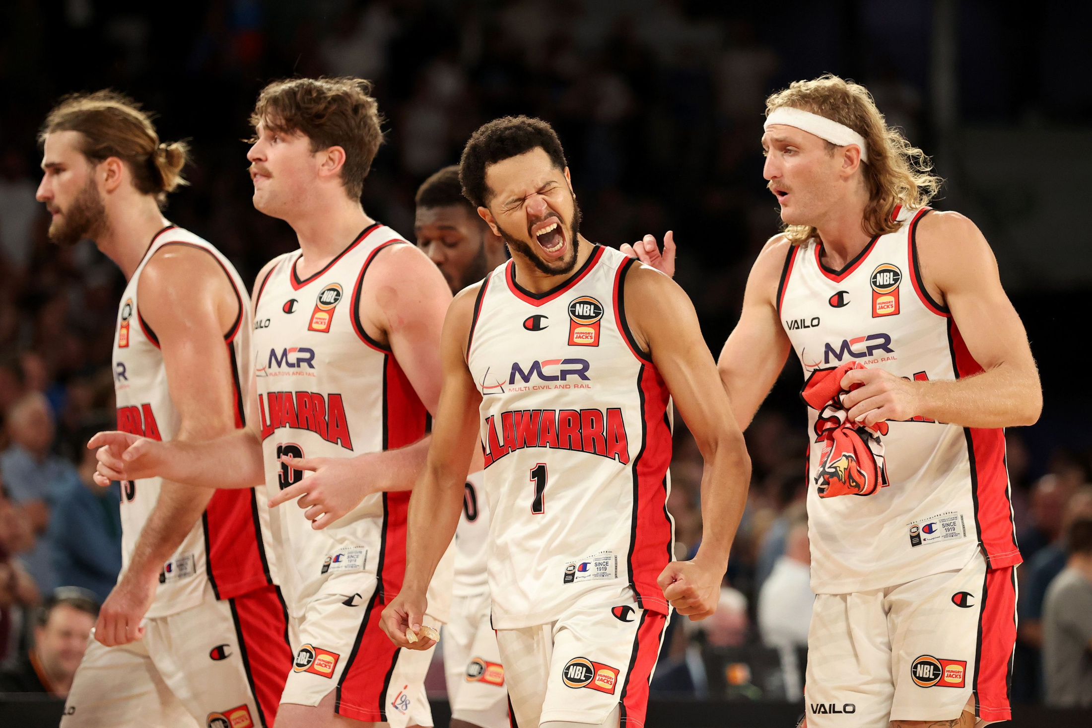 上海队轻取尼克斯，布克带队取胜