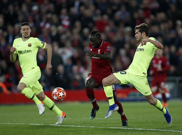 巴西险胜巴萨,法比尼奥高光表现 巴西险胜巴萨,法比尼奥高光表现