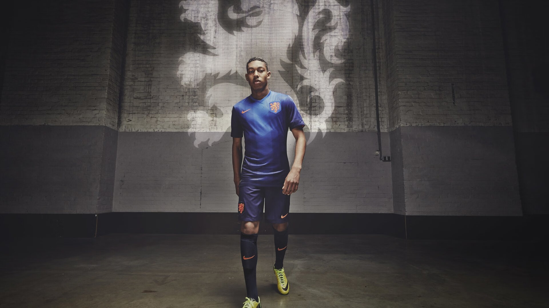 孤王与独狼,当布克在季后赛的森林中升起王权