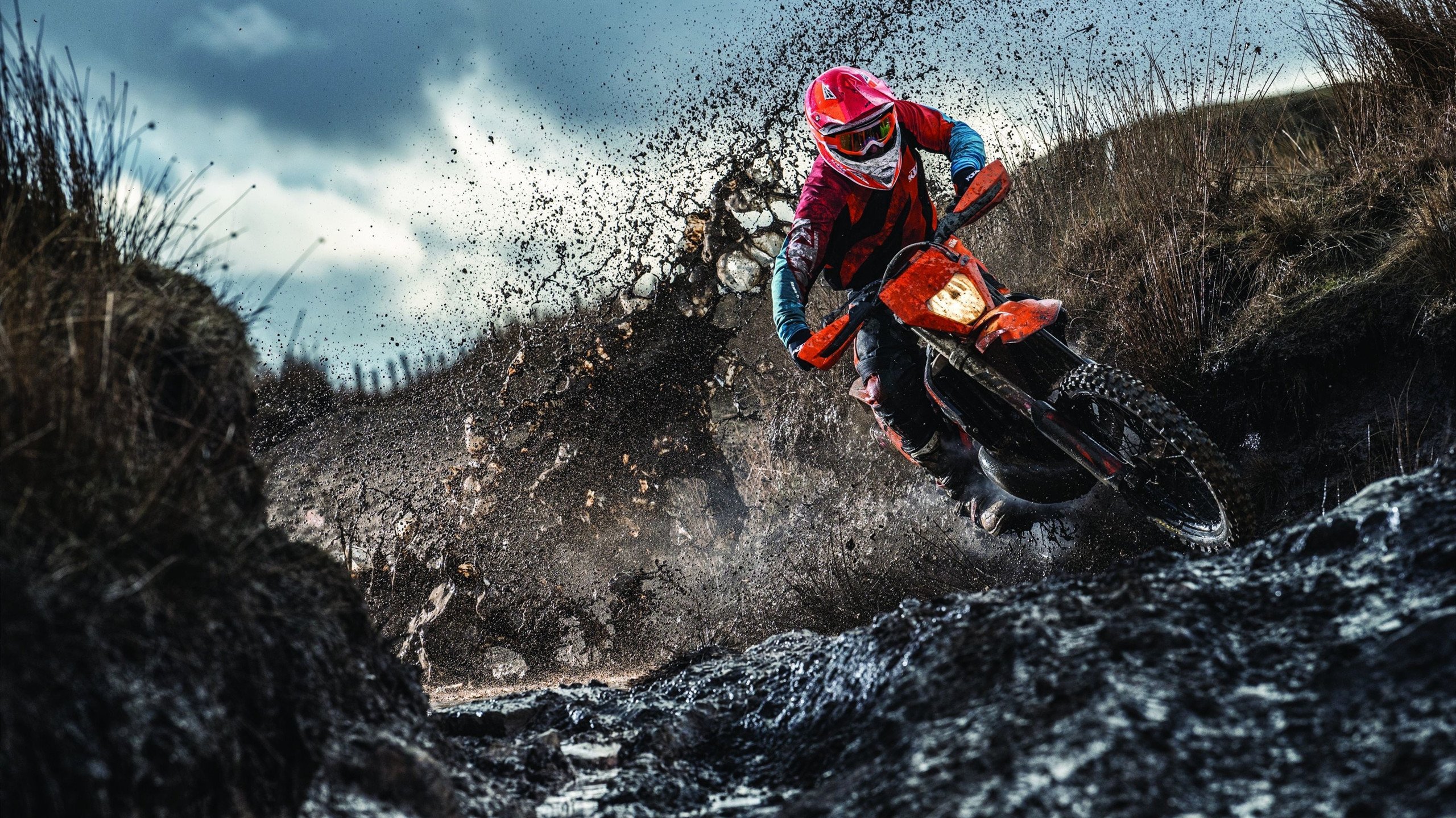 跨越疆界的竞技之光，马刺式坚韧与米切尔的德比传奇